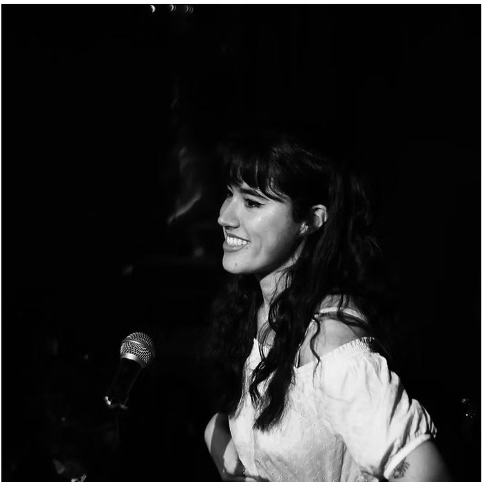 Sofy Norcross cantando en directo, en blanco y negro
