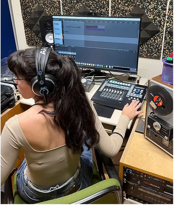 Sofía Díaz trabajando en un estudio de sonido